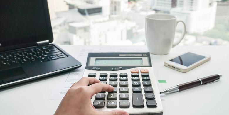 Biuro rachunkowe kalkulator laptop dłoń